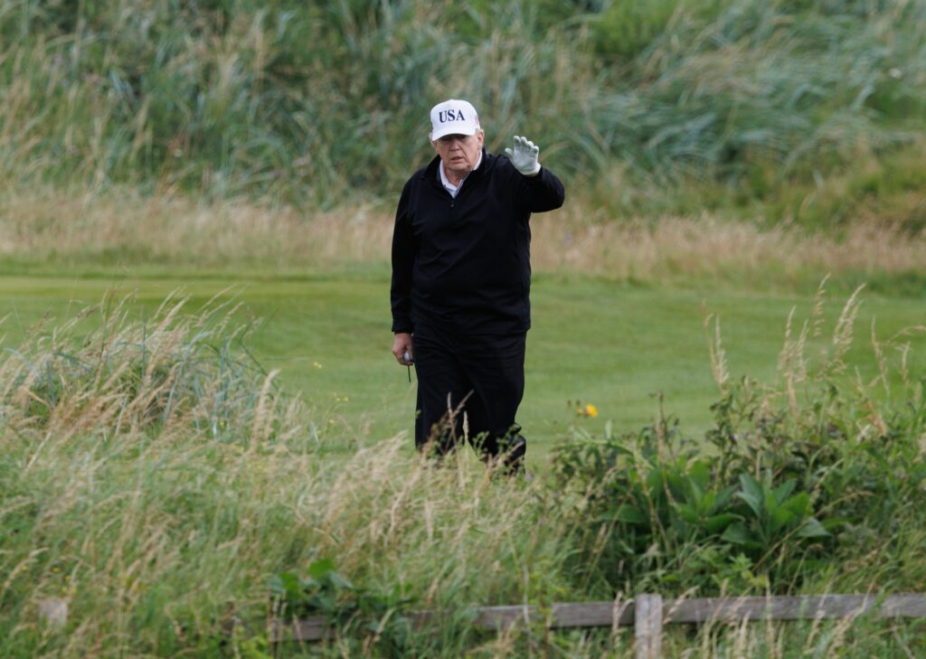 trump-estimeaza-o-sansa-5050-pentru-un-acord-comercial-suaue-in-timp-ce-joaca-golf