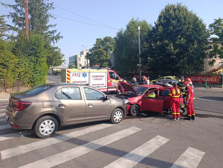 accident-pe-soseaua-pacurari:-trei-masini-implicate-si-o-femeie-ranita,-preluata-de-smurd