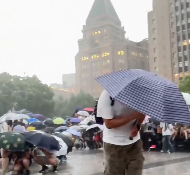 shanghai-in-alerta:-evacuari-masive-din-cauza-unei-furtuni-tropicale-si-avertisment-de-tsunami