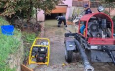 avarie-majora-la-reteaua-de-apa-din-targu-frumos:-o-curte-a-fost-transformata-in-lac