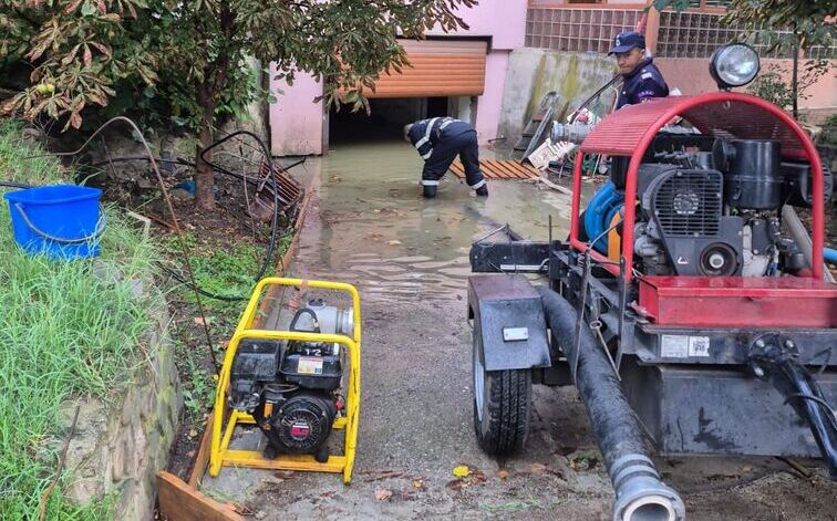 avarie-majora-la-reteaua-de-apa-din-targu-frumos:-o-curte-a-fost-transformata-in-lac
