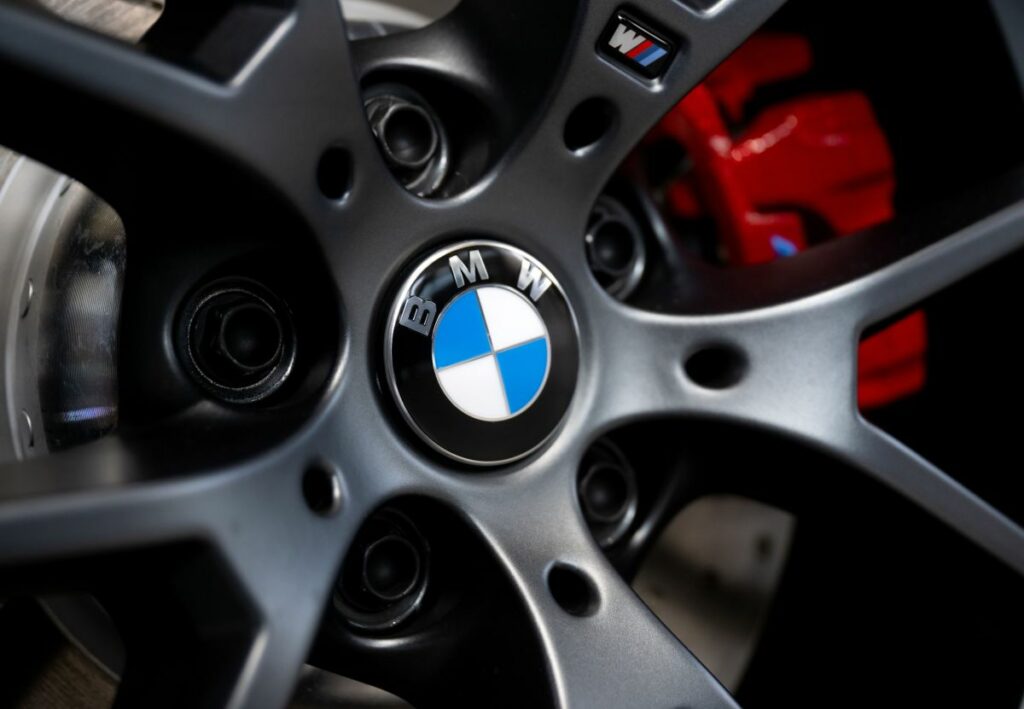 bmw-isi-mentine-pozitia-financiar-pentru-2025,-in-ciuda-tarifelor-impuse-de-trump