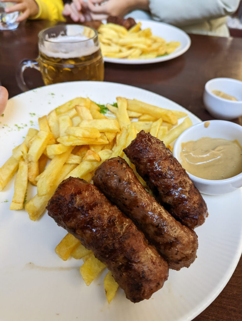 incepand-de-maine-(1-august-2025),-iesirile-la-restaurant-vor-deveni-mai-scumpe