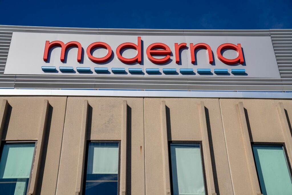 vanzarile-de-vaccinuri-scad.-moderna-isi-reduce-estimarile-si-anunta-concedieri
