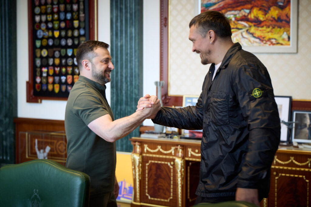 zelenski-isi-doreste-sa-faca-ucraina-cunoscuta-peste-hotare.-intalnire-cu-boxerul-oleksandr-usyk