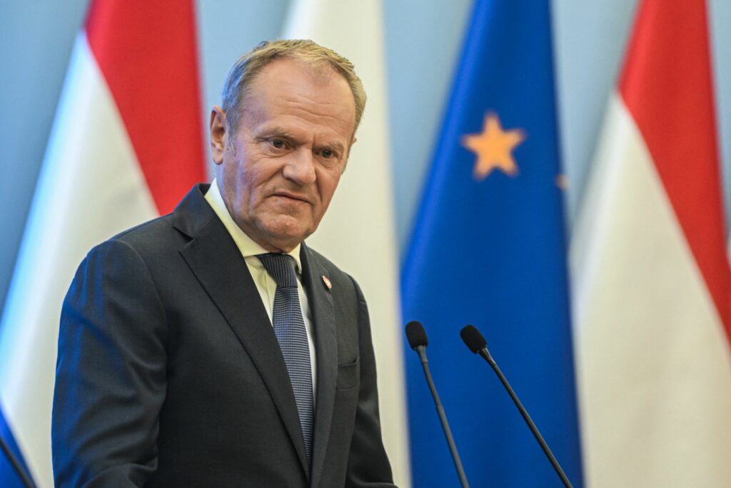 mai-mult-de-jumatate-din-polonezi-vor-demisia-prim-ministrului-donald-tusk