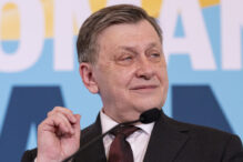 antonescu:-basistii-si-post-basistii-rezisti-fac-scandal-la-catafalcul-cu-onoruri-de-stat