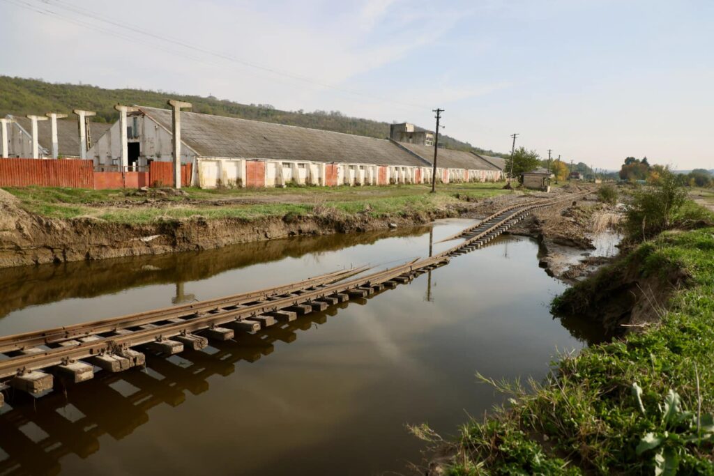 incep-lucrarile-de-reparatie-la-calea-ferata-galatibarlad,-avariata-grav-de-inundatiile-din-2024
