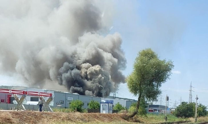 cod-rosu-la-iasi!-incendiu-devastator-la-un-depozit-de-pe-strada-trei-fantani