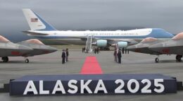 trump-a-aterizat-la-baza-militara-din-alaska-pentru-summitul-cu-putin