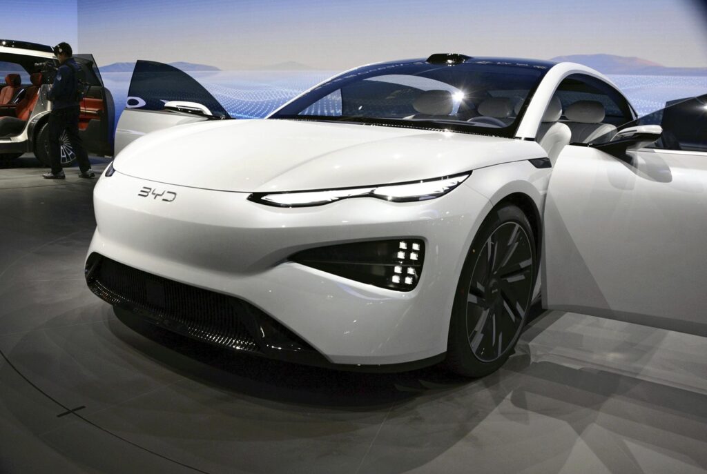 ce-s-a-intamplat-cu-o-masina-byd-care-a-fost-lovita-de-fulger-de-trei-ori-in-cateva-secunde