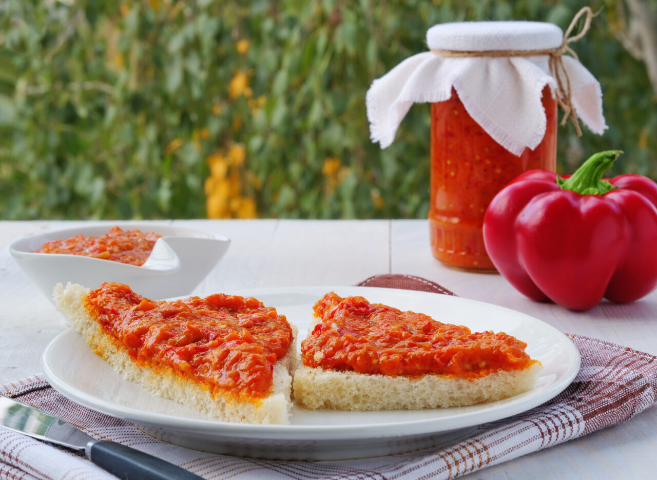 reteta-de-zacusca-cu-dovlecei-si-vinete.-preparat-perfect-pentru-toamna,-cu-textura-cremoasa