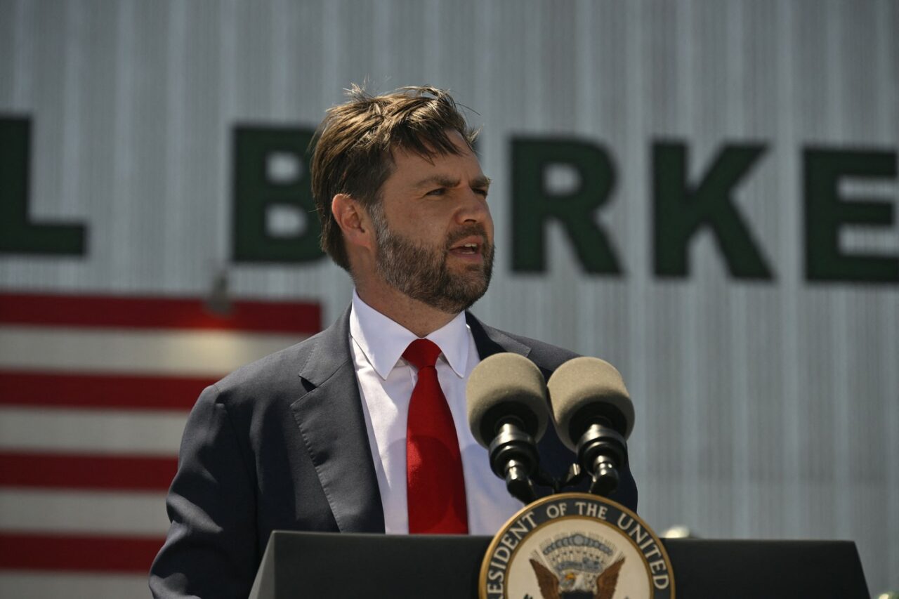 jd-vance,-huiduit-in-washington-dc,-la-o-intalnire-cu-trupele-garzii-nationale