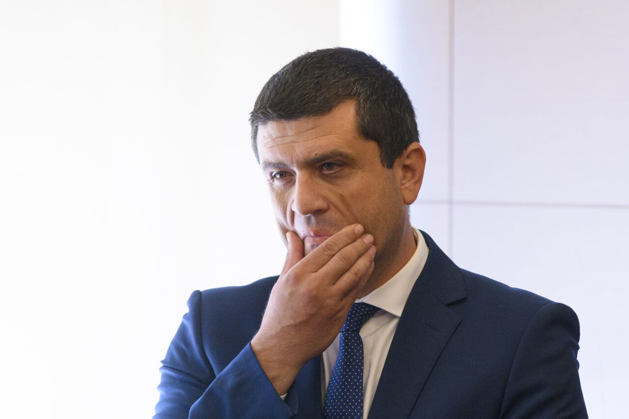 miruta,-pus-la-zid-de-salrom-dupa-ce-s-a-laudat-cu-exploatarea-grafitului-de-la-baia-de-fier