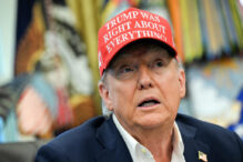 trump-a-prezentat-la-washington-o-fotografie-primita-de-la-putin,-dupa-intalnirea-lor-din-alaska