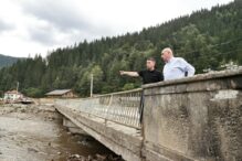 premierul-ilie-bolojan,-in-vizita-la-brosteni,-localitate-grav-afectata-de-inundatii