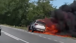 flacari-uriase-pe-o-sosea-din-judetul-iasi:-un-bmw-a-ars-in-cateva-minute-ca-o-torta