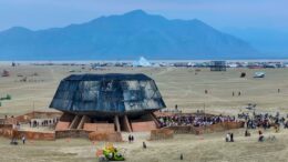 o-femeie-a-nascut-la-festivalul-burning-man,-fara-sa-stie-ca-este-insarcinata