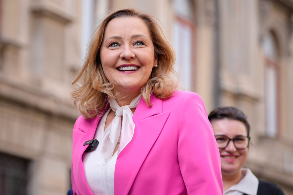 elena-lasconi-catre-bolojan:-masurile-de-austeritate-pot-duce-romania-la-dictatura