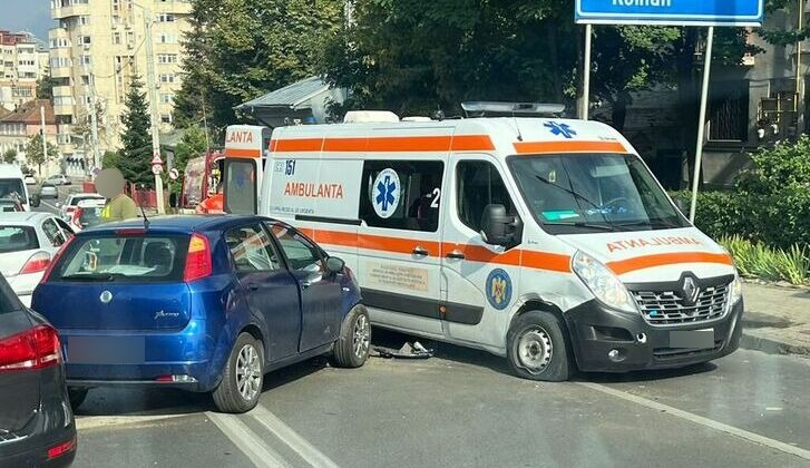 ambulanta-saj-iasi-implicata-intr-un-accident-in-timp-ce-transporta-un-pacient-in-stare-grava