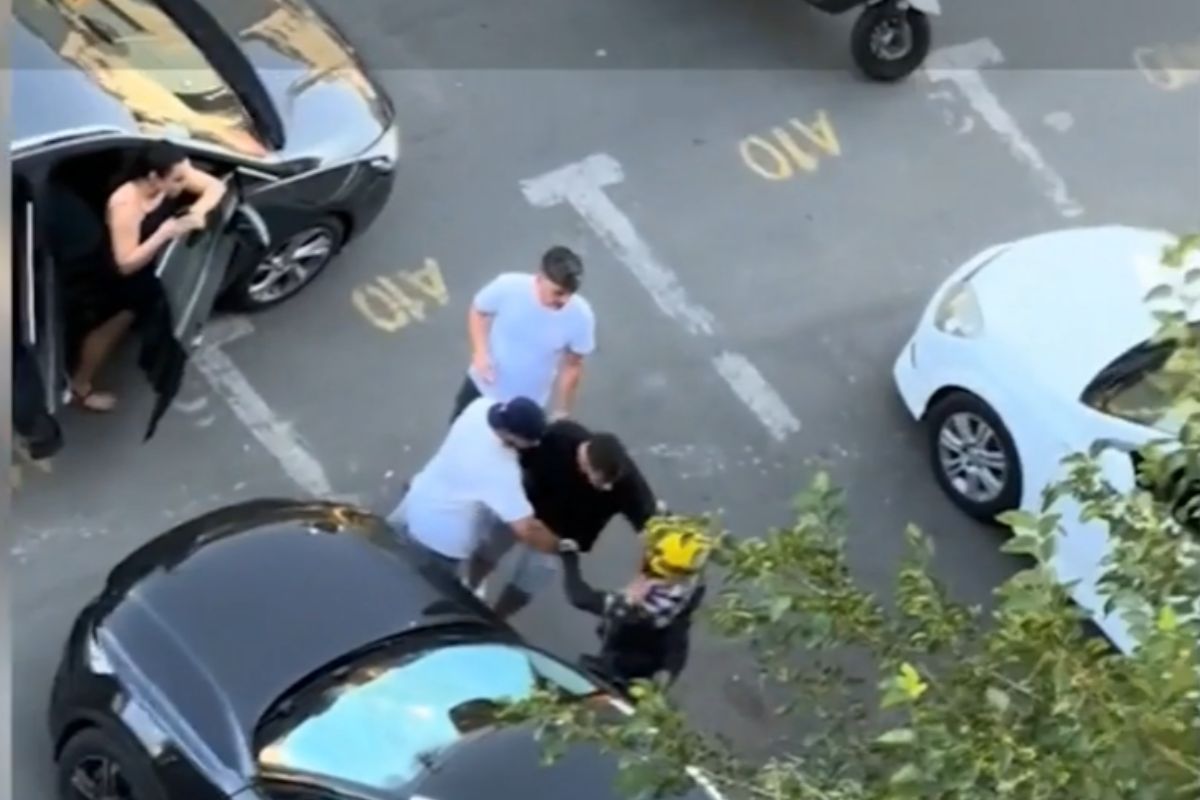 livrator-asiatic-pe-scuter,-inconjurat-de-trei-barbati-nervosi.-de-la-ce-a-pornit-totul
