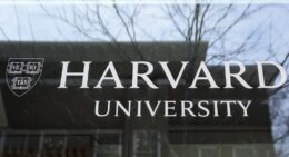 judecator-federal:-administratia-trump-a-blocat-ilegal-2-miliarde-de-dolari-destinate-harvard