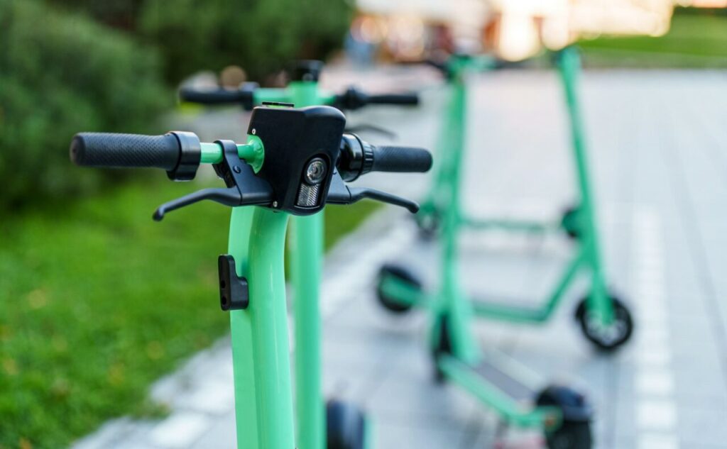 femeie-retinuta-de-politisti-dupa-ce-a-furat-o-trotineta-electrica-din-bucuresti