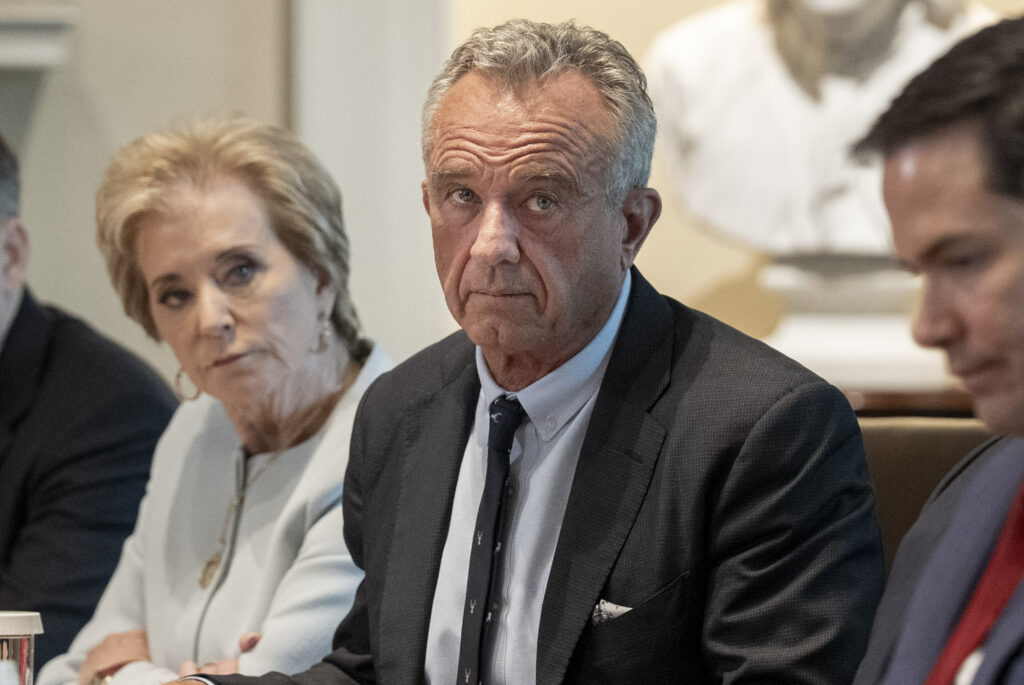 secretarul-american-al-sanatatii-vrea-sa-declare-ca-tylenolul-in-sarcina-provoaca-autism