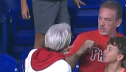 reactia-revoltatoare-a-unei-femei-dupa-ce-un-tata-a-prins-o-minge-de-baseball-pentru-fiul-lui
