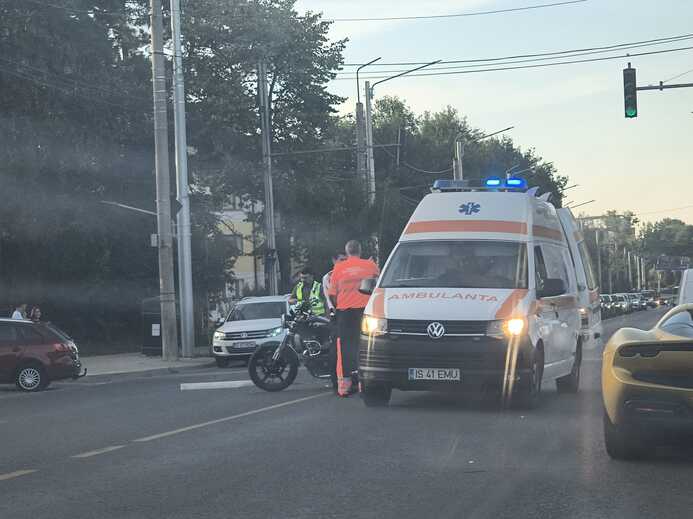 scene-socante-in-bucium:-un-motociclist-ranit-grav-dupa-un-accident-rutier