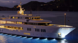tatal-ei-e-miliardar-si-a-venit-cu-iahtul-de-100-de-milioane-de-dolari