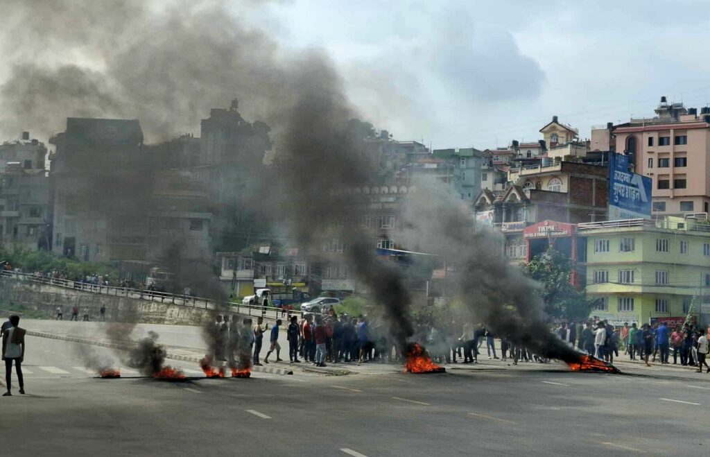 soldatii-pazesc-parlamentul-din-nepal-si-patruleaza-strazile-in-urma-protestelor-violente