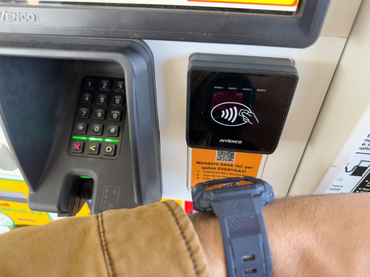 cum-scoti-bani-fara-card-de-la-atm,-folosind-smartwatch.-bancile-care-permit-acest-lucru
