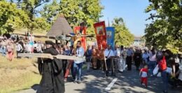 mii-de-pelerini-asteptati-la-drumul-crucii-la-manastirea-hadambu-pe-14-septembrie