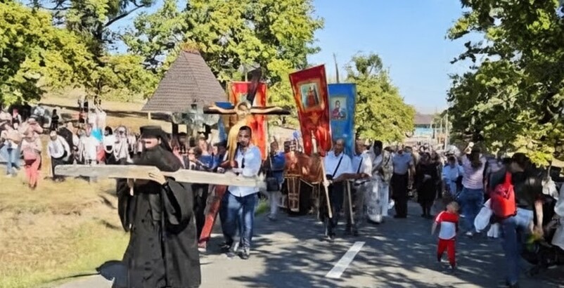 mii-de-pelerini-asteptati-la-drumul-crucii-la-manastirea-hadambu-pe-14-septembrie