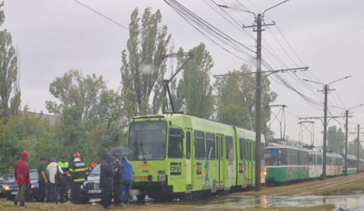 momente-de-panica-la-iasi:-tramvai-lobit-de-o-masina,-trafic-blocat