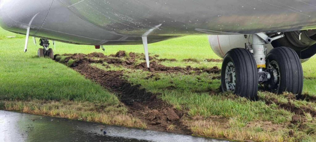 polonia:-un-avion-a-ratat-aterizarea-si-a-iesit-de-pe-pista-pe-aeroportul-din-cracovia