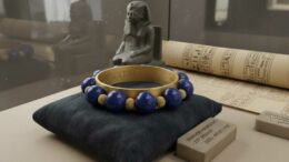 o-bratara-veche-de-3.000-de-ani-a-disparut-dintr-un-muzeu-din-cairo