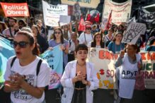 argentinienii-protesteaza-pentru-cresterea-finantarii-educatiei-si-asistentei-medicale