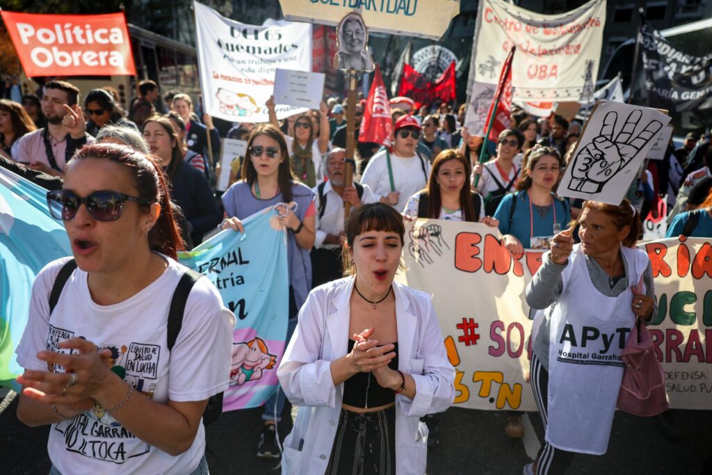 argentinienii-protesteaza-pentru-cresterea-finantarii-educatiei-si-asistentei-medicale
