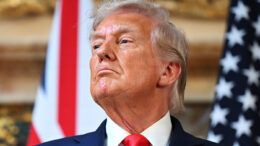 recidivista!-i-a-aratat-din-nou-degetul-mijlociu-lui-donald-trump