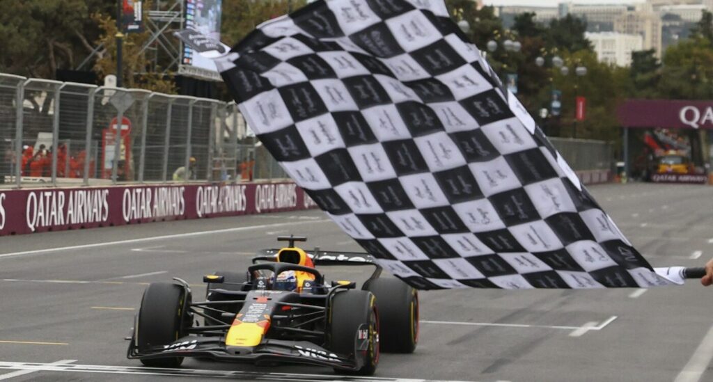 dezastru-pentru-piastri.-a-abandonat-in-mp-din-azerbaidjan,-castigat-de-rivalul-max-verstappen