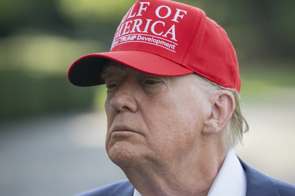 donald-trump-si-membrii-maga.,-omagiu-pentru-charlie-kirk-la-slujba-din-arizona