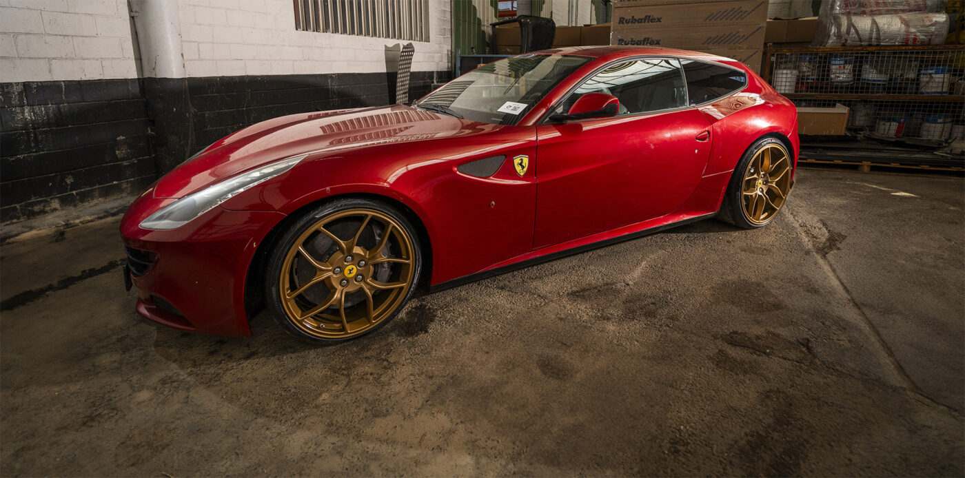 un-ferrari-si-un-mercedes-au-fost-scoase-la-licitatie-cu-pret-de-pornire-de-150-de-euro