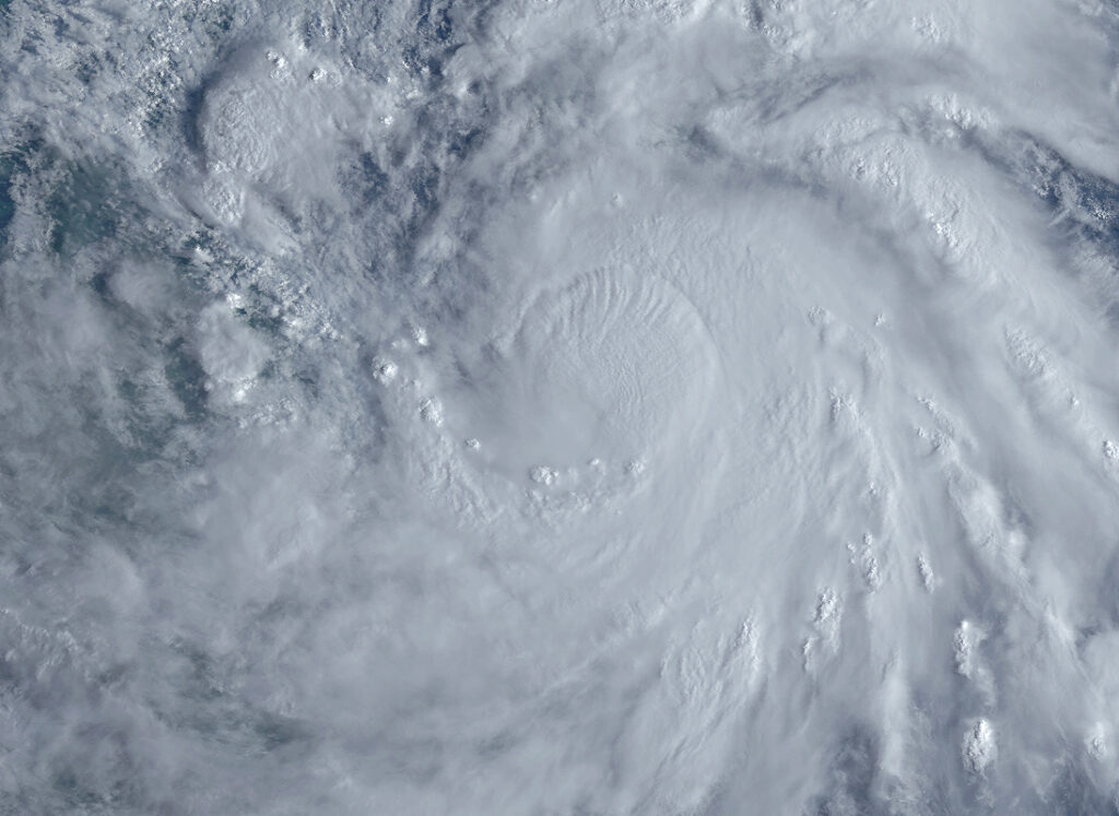 vietnam-evacueaza-mii-de-persoane-si-inchide-aeroporturi-pe-masura-ce-taifunul-bualoi-se-apropie