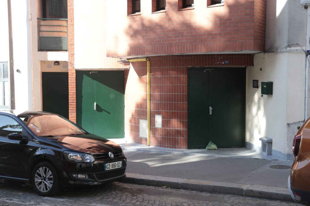 serbia-retine-11-persoane-acuzate-ca-au-plasat-capete-de-porc-la-moschei-din-paris