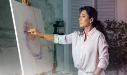 sotia-lui-calin-popescu-tariceanu-isi-expune-la-oradea-picturile-din-seria-lumini-de-flori