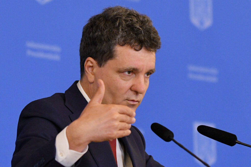 nicusor-dan-a-semnat-mai-multe-decrete-de-eliberare-din-functie-a-mai-multor-consilieri