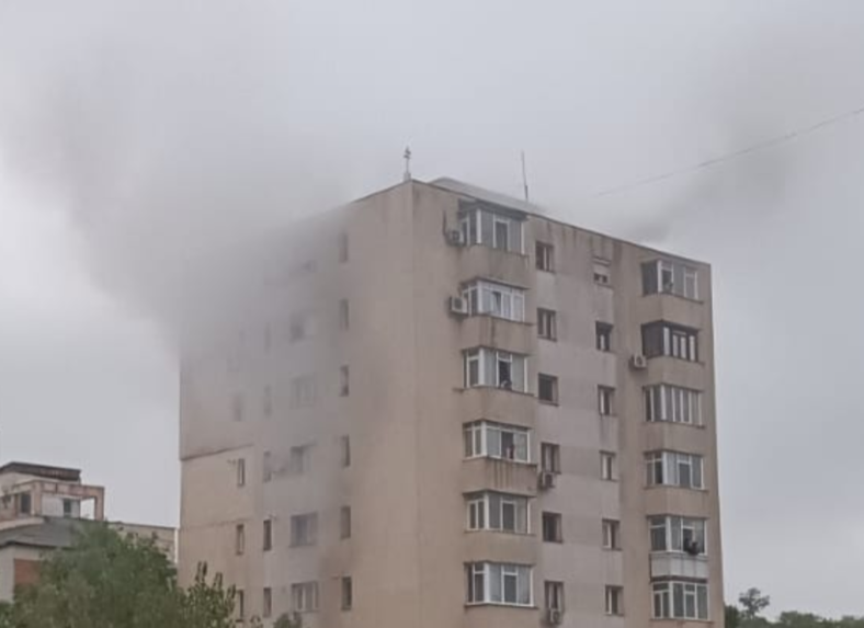 incendiu-puternic-la-iasi!-un-bloc-intreg-s-a-umplut-de-fum-pompierii-au-intervenit-de-urgenta