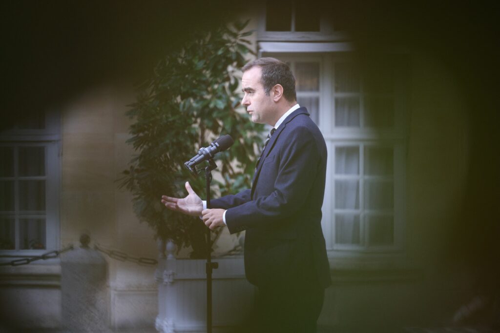 prim-ministrul-francez-lecornu,-reales-in-functie,-face-apel-la-calm-in-contextul-haosului-politic